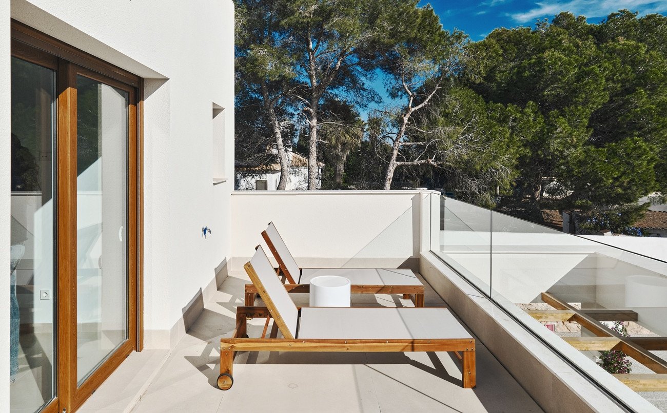  Erleben Sie mediterranes Wohnen vom Feinsten in dieser atemberaubenden, bezugsfertigen Villa. Das elegante Haus im ibizenkischen Stil besticht durch 