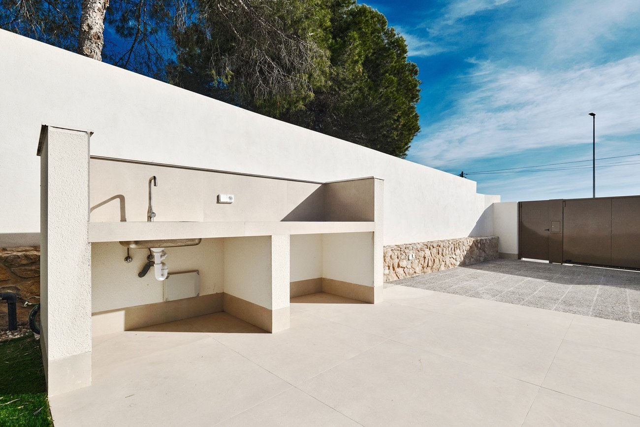  Erleben Sie mediterranes Wohnen vom Feinsten in dieser atemberaubenden, bezugsfertigen Villa. Das elegante Haus im ibizenkischen Stil besticht durch 