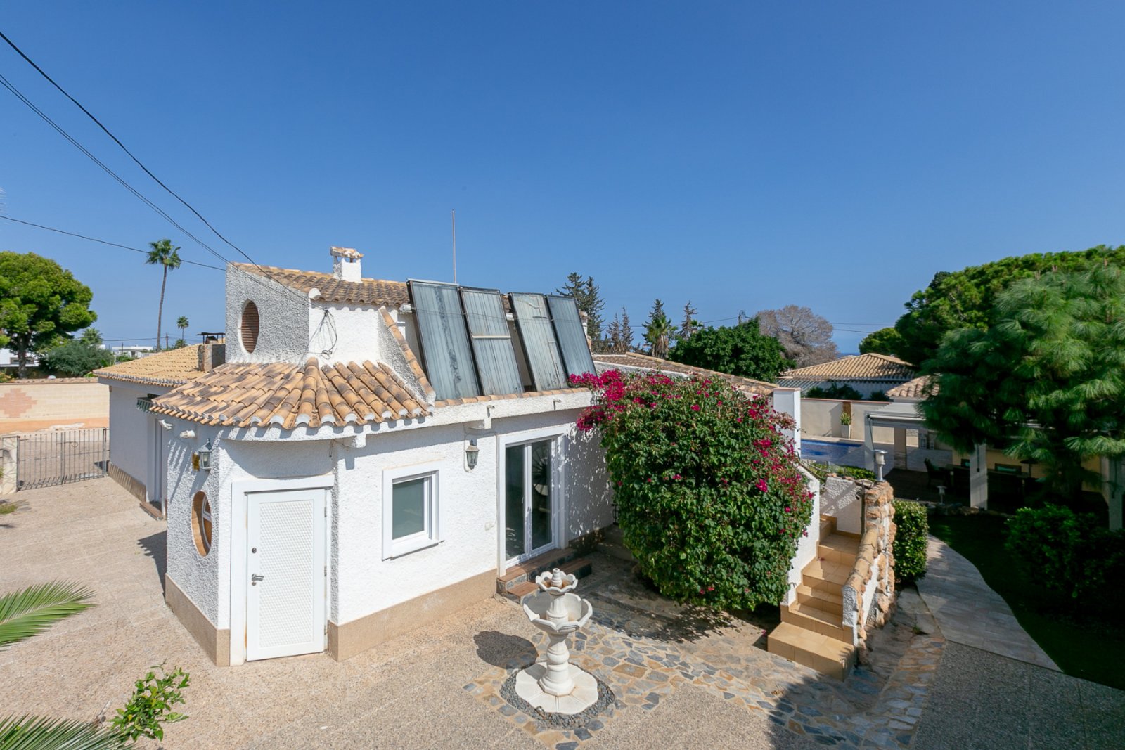 Wir freuen uns, Ihnen diese freistehende Luxusvilla in der renommierten Wohngegend Lomas de Don Juan, in der Nähe von Cabo Roig und den Stränden von 