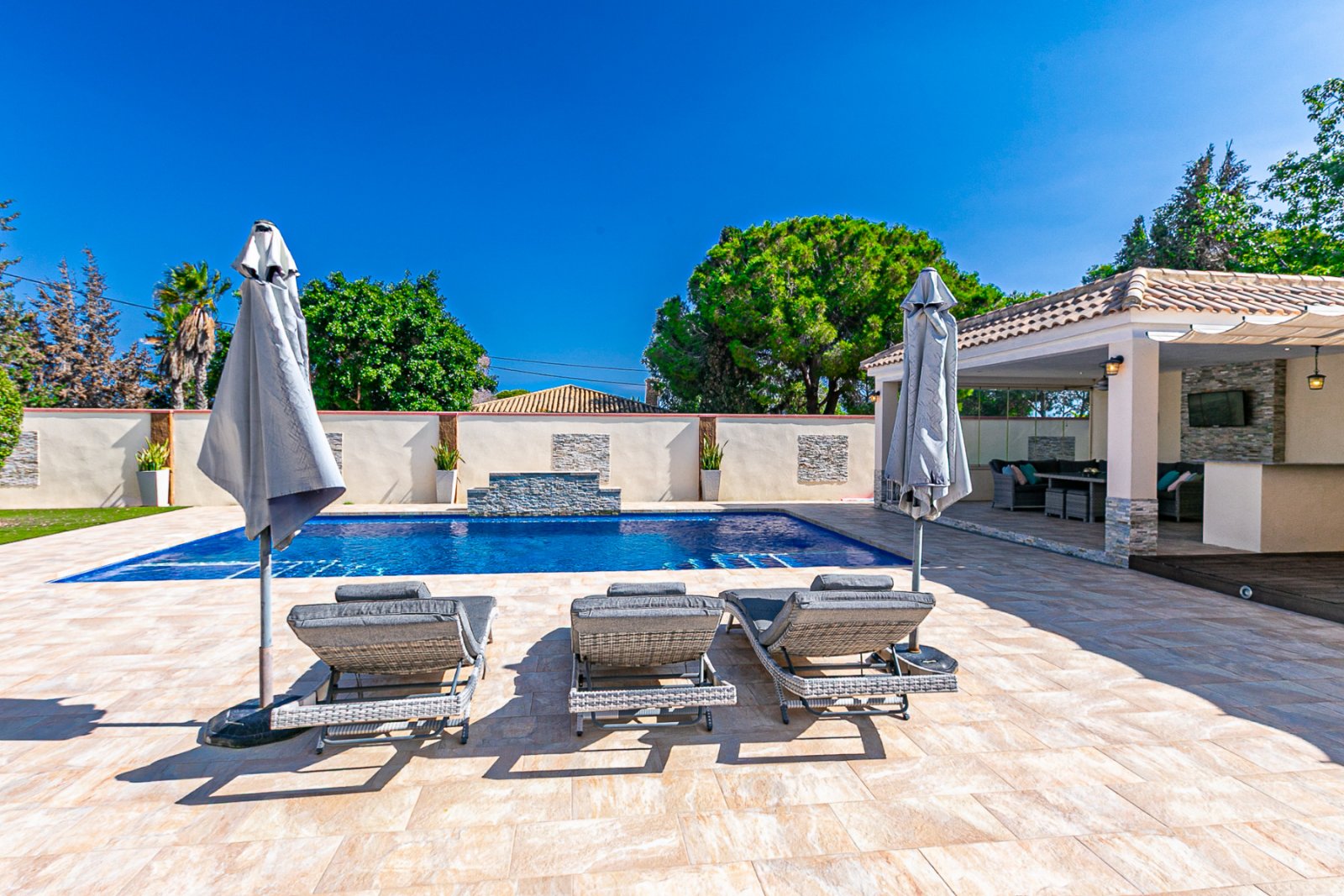  Wir freuen uns, Ihnen diese freistehende Luxusvilla in der renommierten Wohngegend Lomas de Don Juan, in der Nähe von Cabo Roig und den Stränden von 