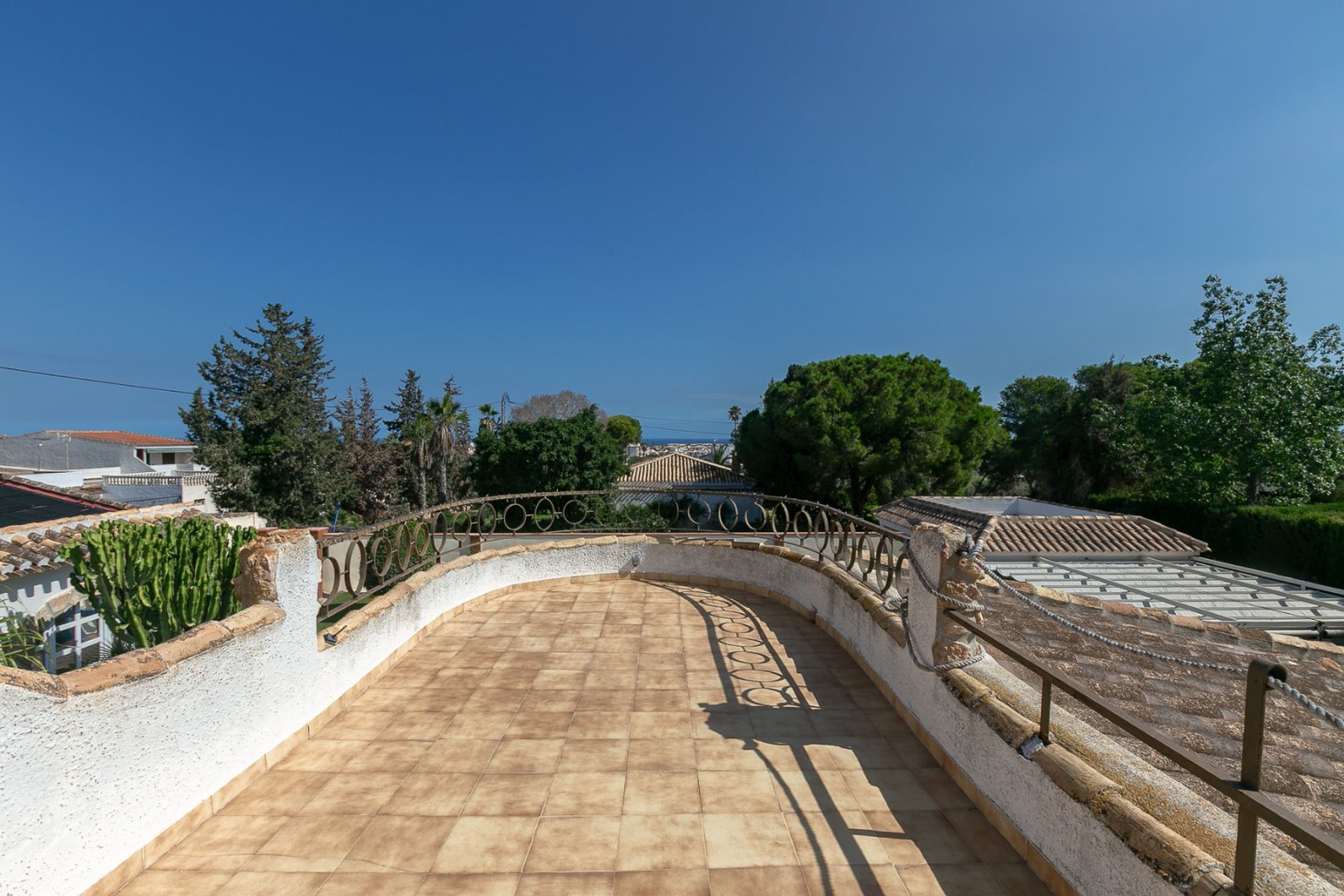  Wir freuen uns, Ihnen diese freistehende Luxusvilla in der renommierten Wohngegend Lomas de Don Juan, in der Nähe von Cabo Roig und den Stränden von 