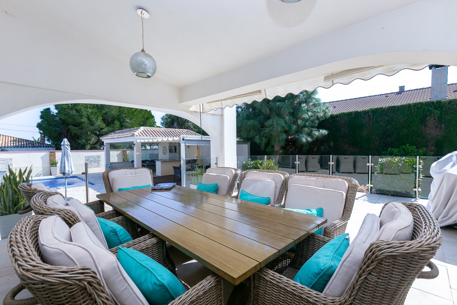  Wir freuen uns, Ihnen diese freistehende Luxusvilla in der renommierten Wohngegend Lomas de Don Juan, in der Nähe von Cabo Roig und den Stränden von 