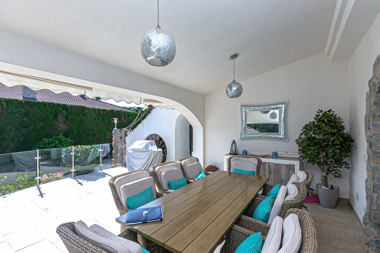  Wir freuen uns, Ihnen diese freistehende Luxusvilla in der renommierten Wohngegend Lomas de Don Juan, in der Nähe von Cabo Roig und den Stränden von 