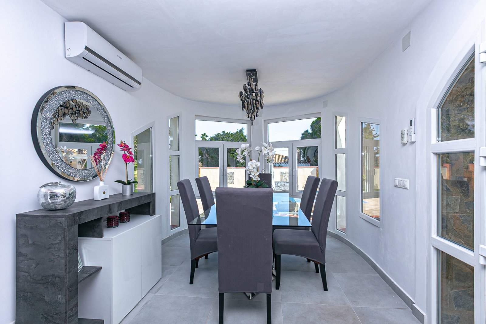  Wir freuen uns, Ihnen diese freistehende Luxusvilla in der renommierten Wohngegend Lomas de Don Juan, in der Nähe von Cabo Roig und den Stränden von 