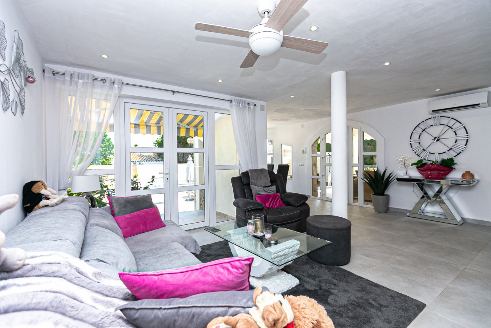  Wir freuen uns, Ihnen diese freistehende Luxusvilla in der renommierten Wohngegend Lomas de Don Juan, in der Nähe von Cabo Roig und den Stränden von 