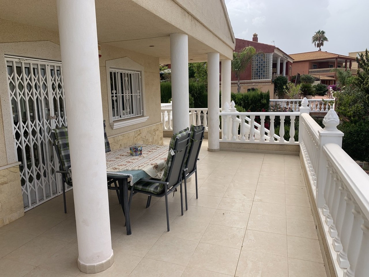  In der exklusiven Wohnanlage Lomas de La Juliana in Algorfa gelegen, bietet diese beeindruckende freistehende Villa 216 m² wunderschön gestaltete Woh