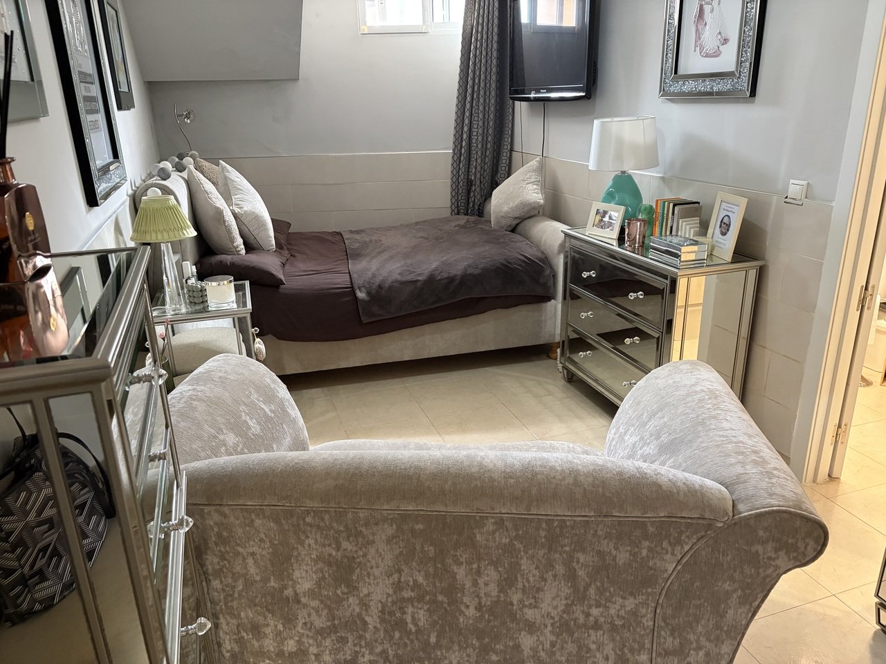   Outstanding 3 Bed, 3 Bath South facing Townhouse with large converted basement offering an additional room with En Suite bathroom. This is a fantast