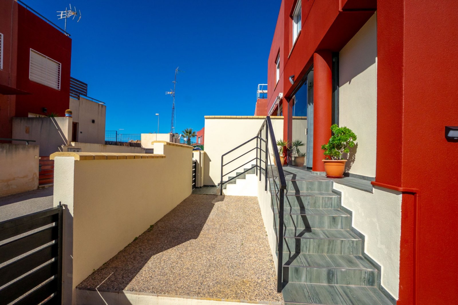  Dieses charmante Reihenhaus mit 3 Schlafzimmern und 2 Badezimmern befindet sich in der begehrten Gegend von Villamartín an der Costa Blanca. Die Immo