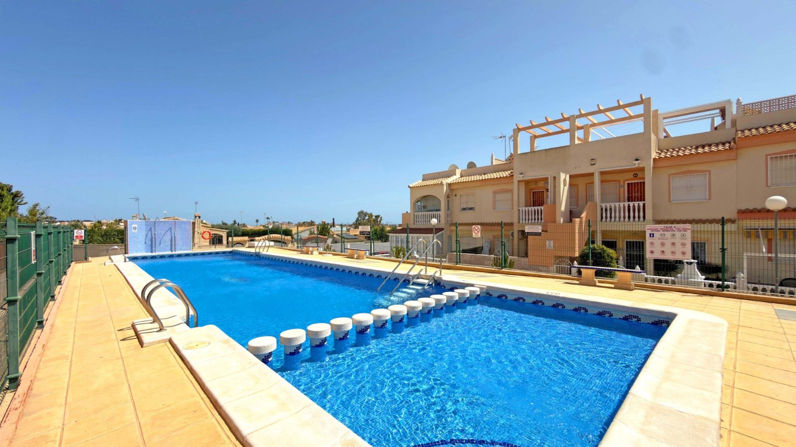  Wunderschönes Reihenhaus in La Florida, Orihuela Costa, kürzlich hochwertig renoviert. Offener Wohn- und Essbereich mit großen Schiebetüren, die auf 