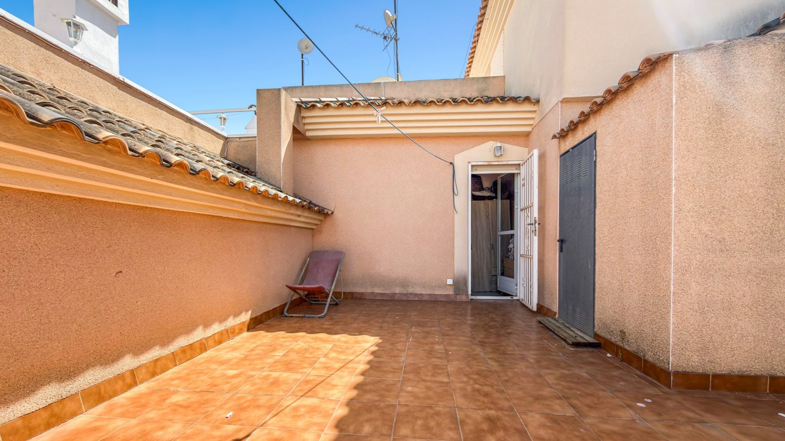  Wunderschönes Reihenhaus in La Florida, Orihuela Costa, kürzlich hochwertig renoviert. Offener Wohn- und Essbereich mit großen Schiebetüren, die auf 