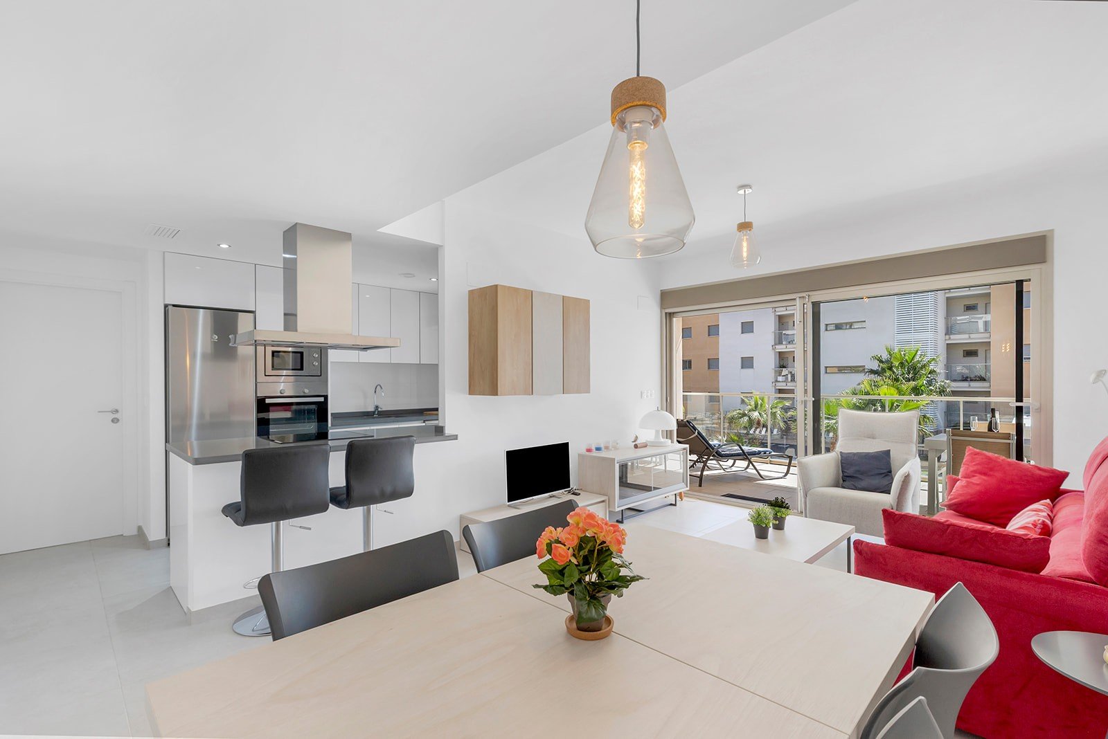  Entdecken Sie diese moderne und elegante Wohnung, die vollständig bezugsfertig ist und sich im beliebten Stadtteil Villamartín befindet. Die Wohnung 