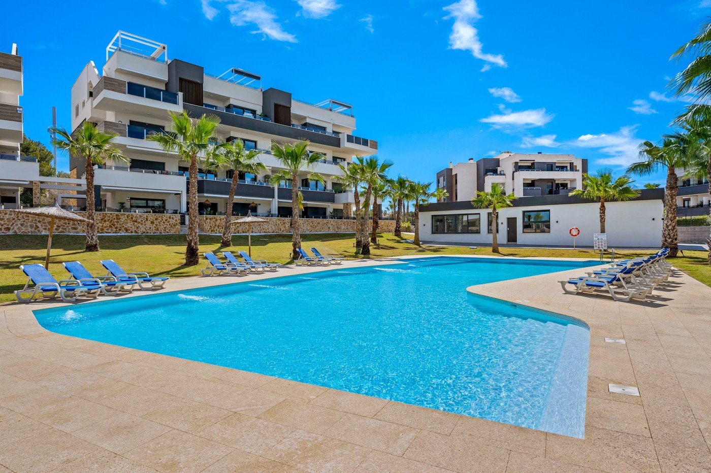  Luxuswohnung im Resort Amanecer X, gelegen im beliebten Viertel Los Altos in Orihuela Costa. Diese stilvolle und moderne Wohnung wurde 2024 fertigges