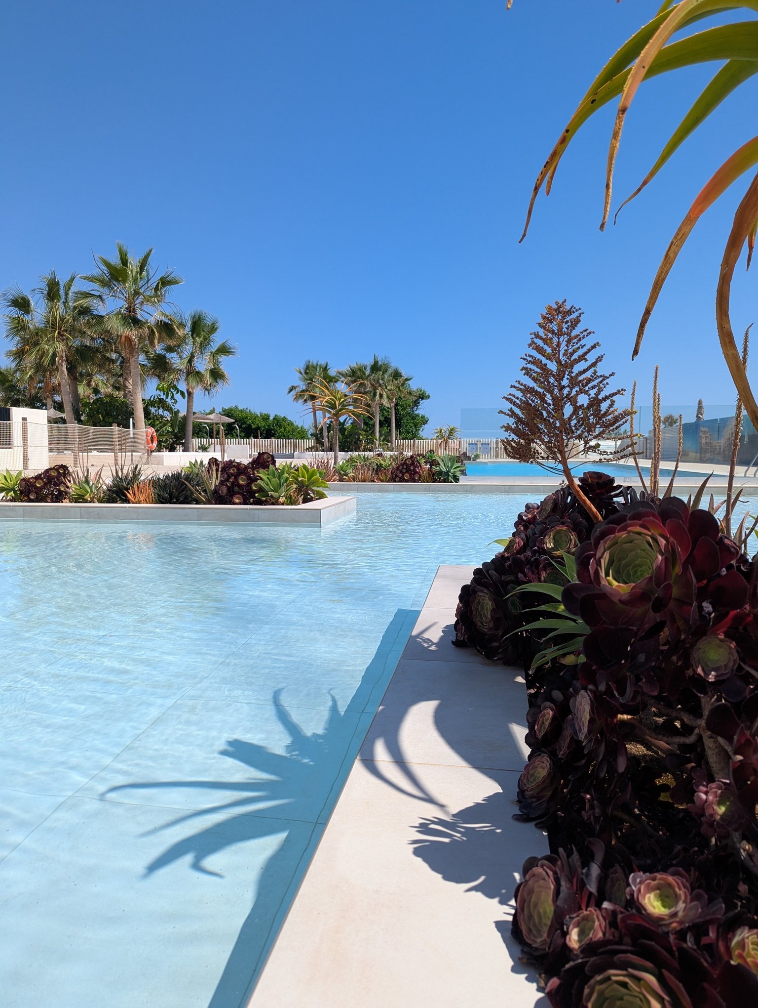  In der charmanten Stadt Dénia gelegen, bietet dieses exklusive Wohnresort eine privilegierte Umgebung in erster Meereslinie. Mit insgesamt 38 Immobil