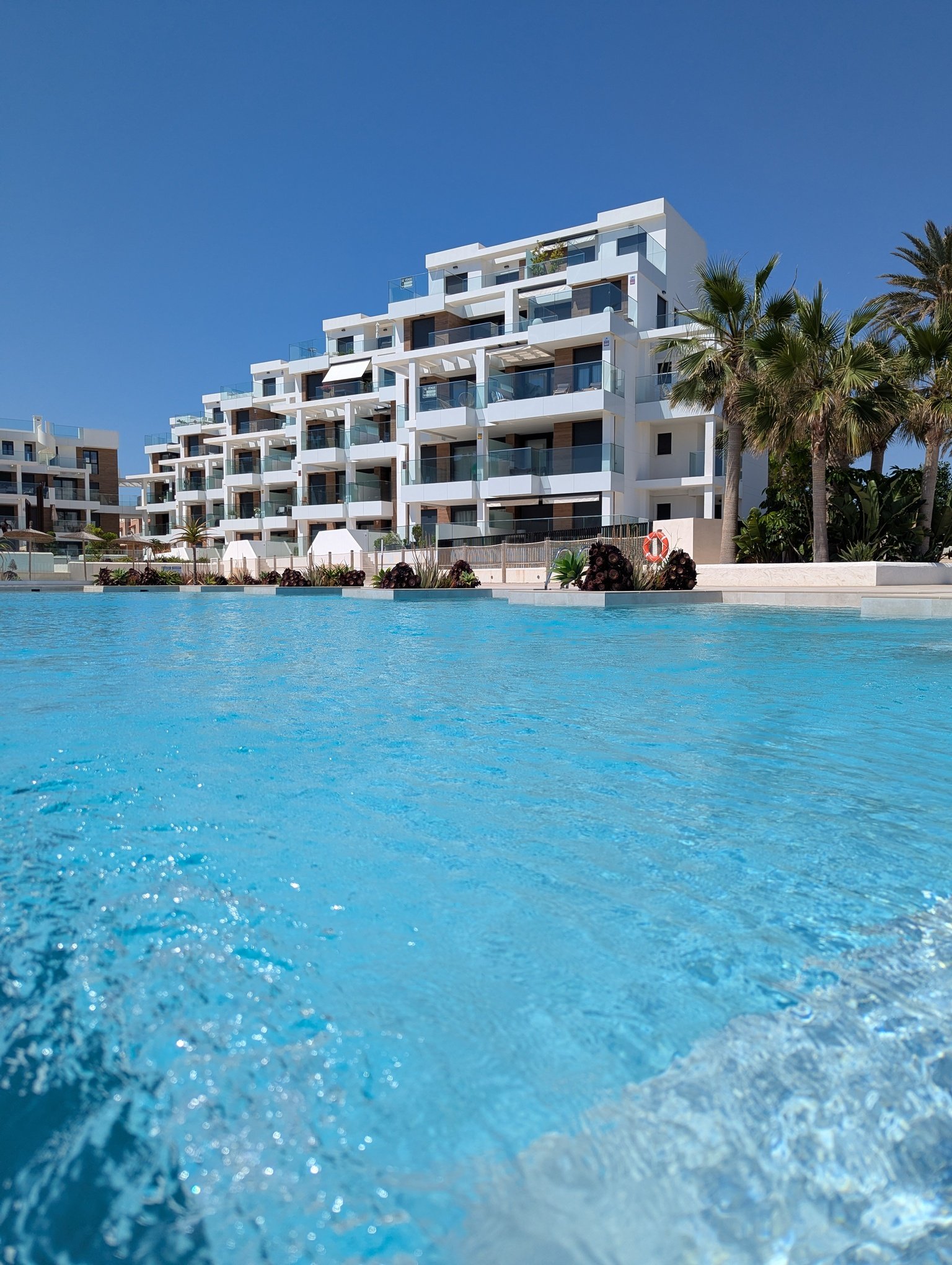  In der charmanten Stadt Dénia gelegen, bietet dieses exklusive Wohnresort eine privilegierte Umgebung in erster Meereslinie. Mit insgesamt 38 Immobil