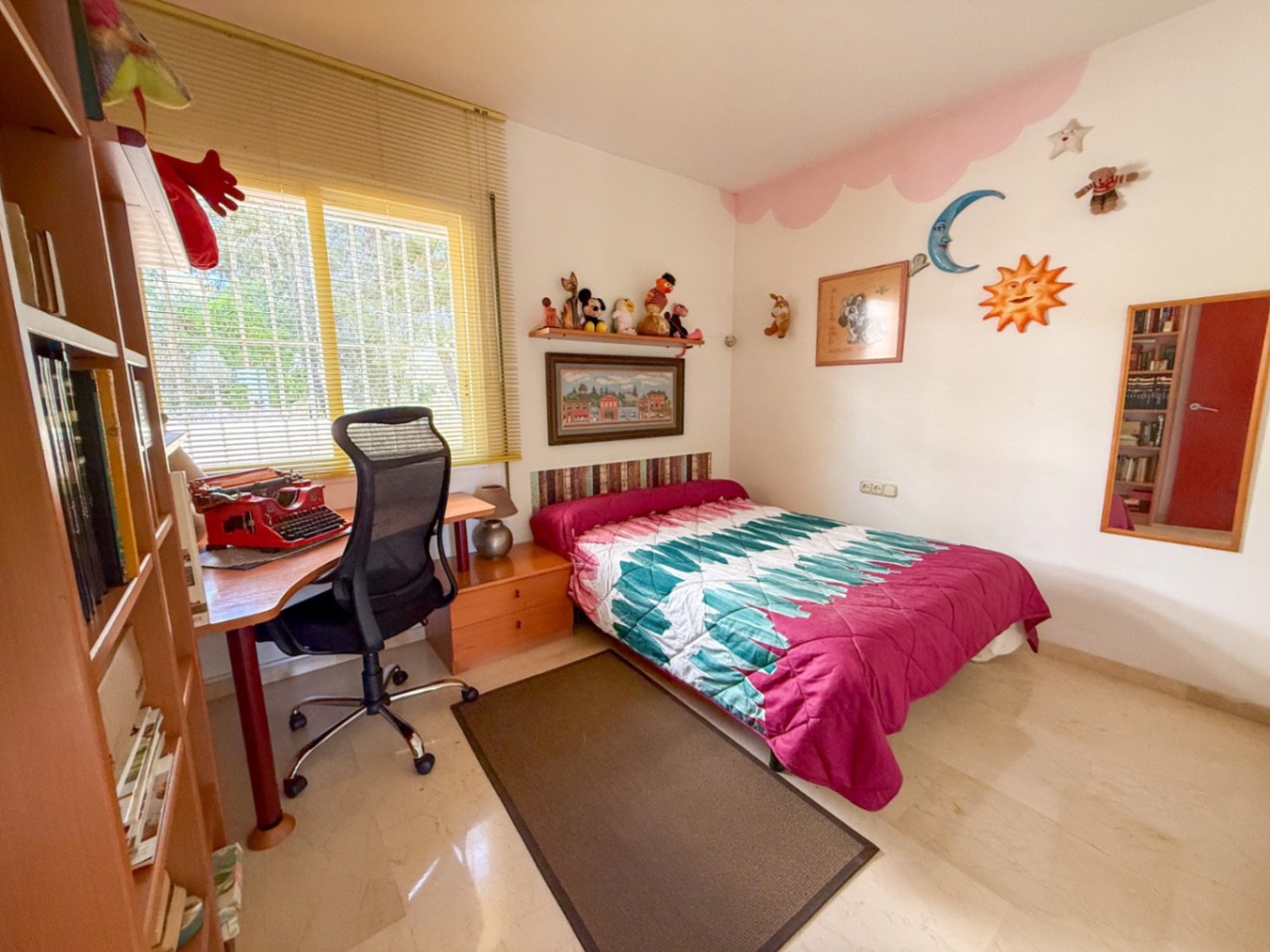 Diese terrassierte Haus befindet sich im Wohngebiet Vallpineda, in einer geschlossenen Wohnanlage mit 24-Stunden-Sicherheitsdienst und bietet eine Woh