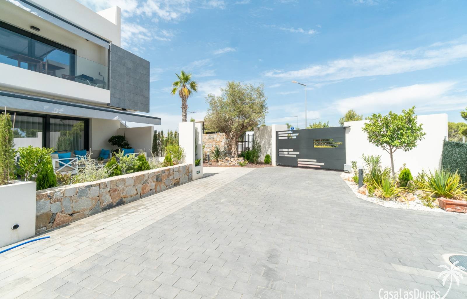  Luxuriöse Wohnanlage bestehend aus wunderschönen Apartments mit Blick auf den Salzsee von Torrevieja. Die Apartments verfügen über 3 geräumige Schlaf
