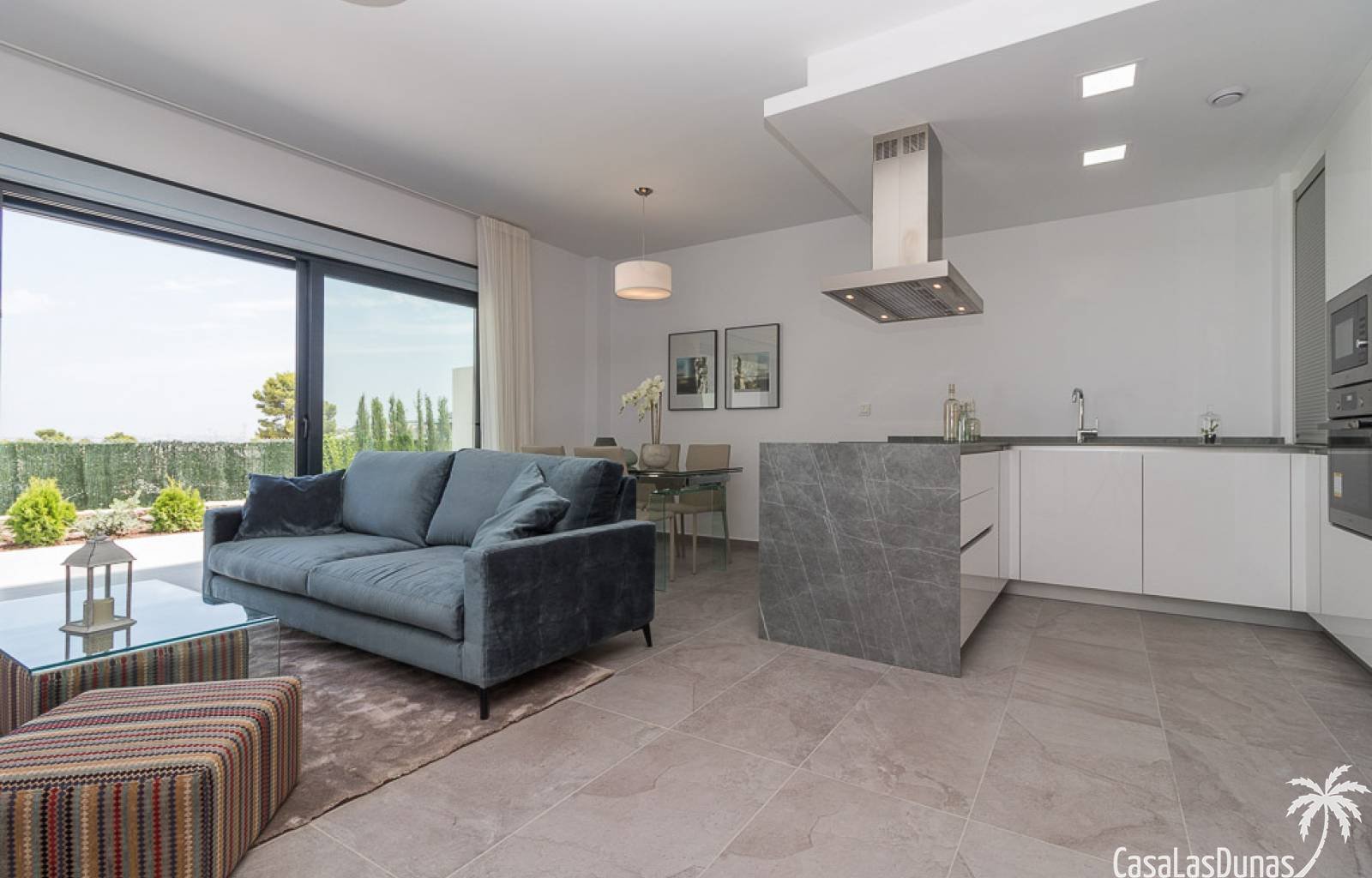  Luxuriöse Wohnanlage bestehend aus wunderschönen Apartments mit Blick auf den Salzsee von Torrevieja. Die Apartments verfügen über 3 geräumige Schlaf