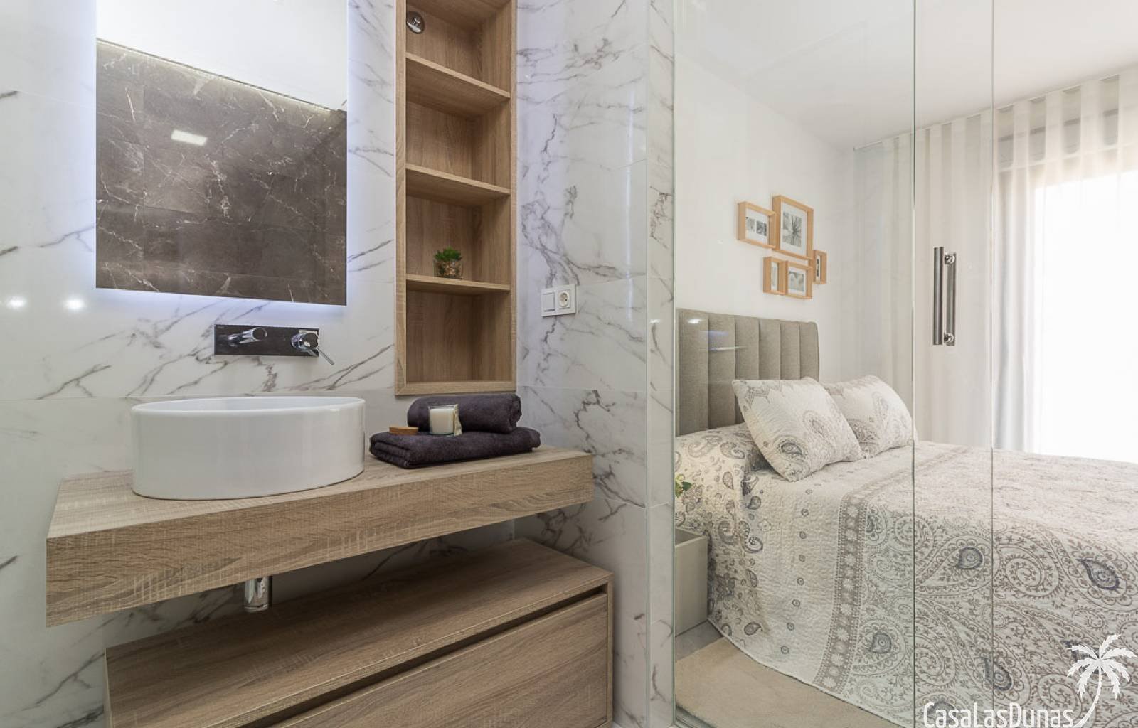  Luxuriöse Wohnanlage bestehend aus wunderschönen Apartments mit Blick auf den Salzsee von Torrevieja. Die Apartments verfügen über 3 geräumige Schlaf