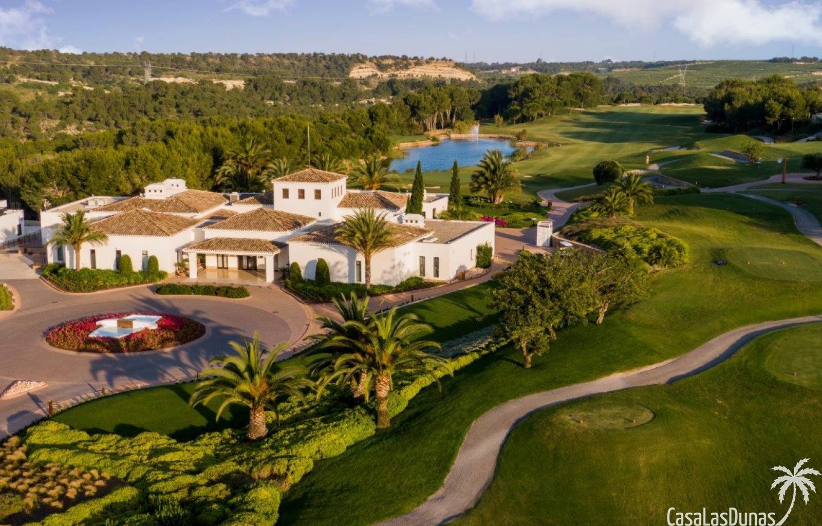  Diese exklusive Villa genießt eine privilegierte Lage in einem Golf &amp; Country Club, südlich der Costa Blanca, in Alicante. Diese Gemeinde hat ver