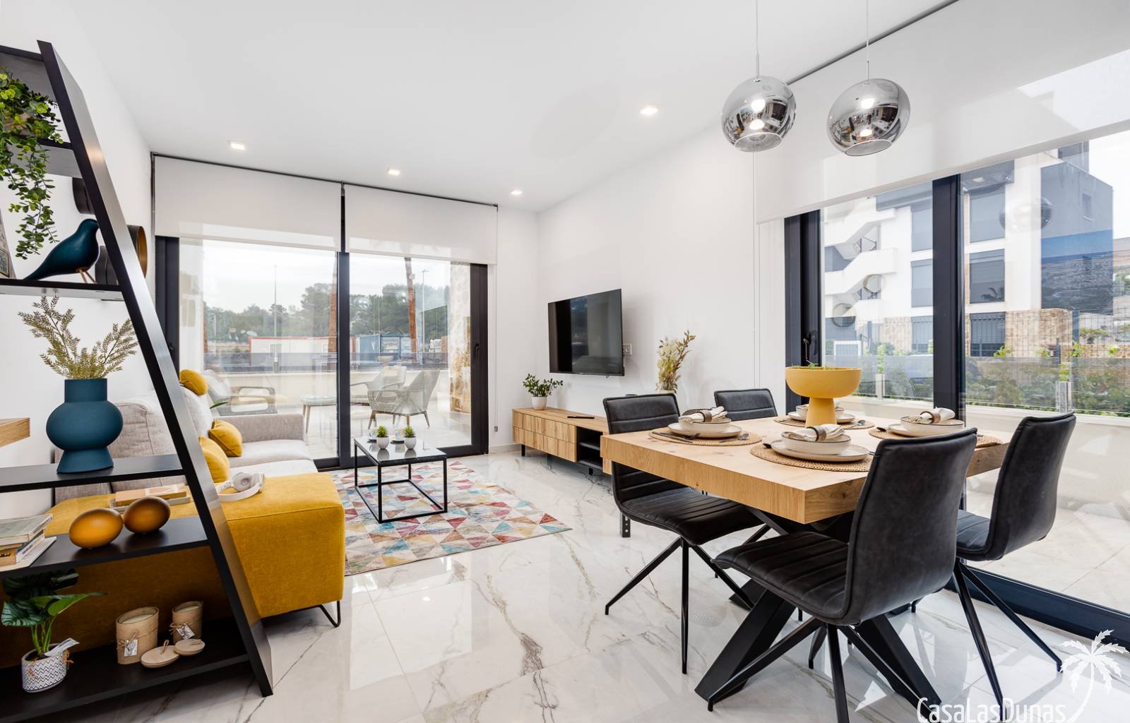  Diese neue Wohnanlage besteht aus 106 Wohnungen mit großen Terrassen. Komplett eingerichtete Apartments mit 2 Schlafzimmern und 2 Bädern und Penthäus