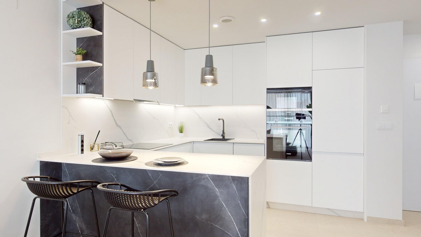  In der prestigeträchtigen Gegend von Cabo Roig gelegen, bietet diese Wohnanlage eine Auswahl von 23 Immobilien, darunter Apartments, Erdgeschosswohnu