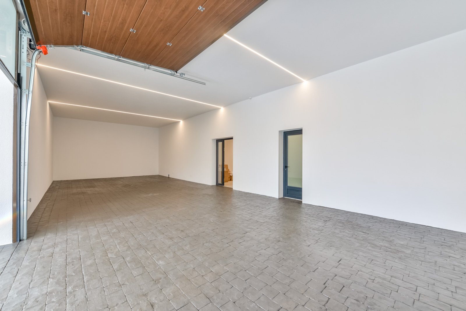  In der prestigeträchtigen Gegend von Golf Bahía gelegen, bieten diese exklusiven Villen ein unvergleichliches Wohnerlebnis. Mit nur drei verfügbaren 