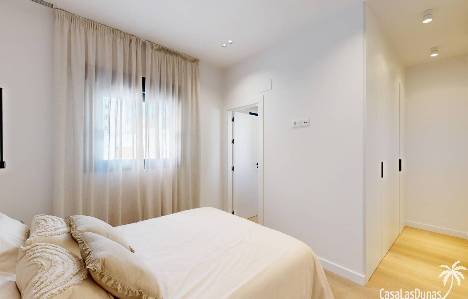  Im Zentrum des sonnigen Küstenortes Guardamar Del Segura entstehen wunderschöne Wohnungen. Die Häuser verfügen über 3 Schlafzimmer und 2 Badezimmer. 