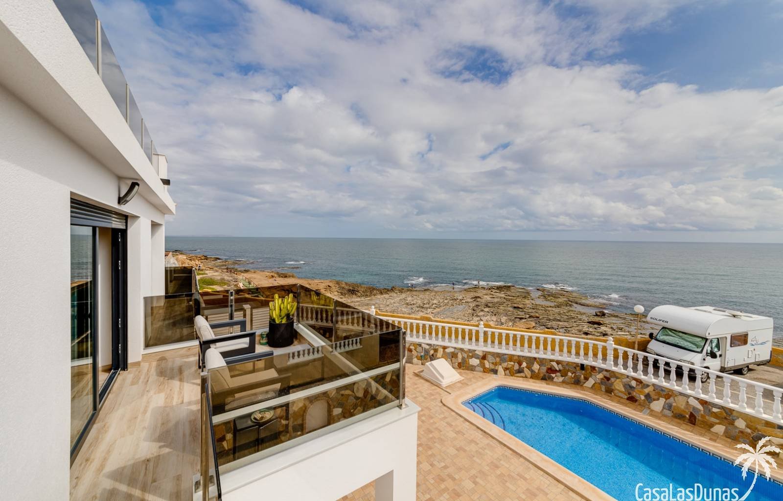 Torrevieja:  Im sonnigen Torrevieja gibt es eine einzigartige Villa mit Meerblick. Die Villa wurde komplett renoviert und verfügt sowohl innen als auch außen über 