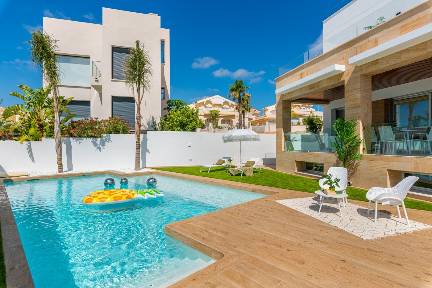  In der prestigeträchtigen Gegend von Ciudad Quesada gelegen, bieten diese freistehenden Immobilien eine exklusive und ruhige Umgebung. Mit nur zwei v