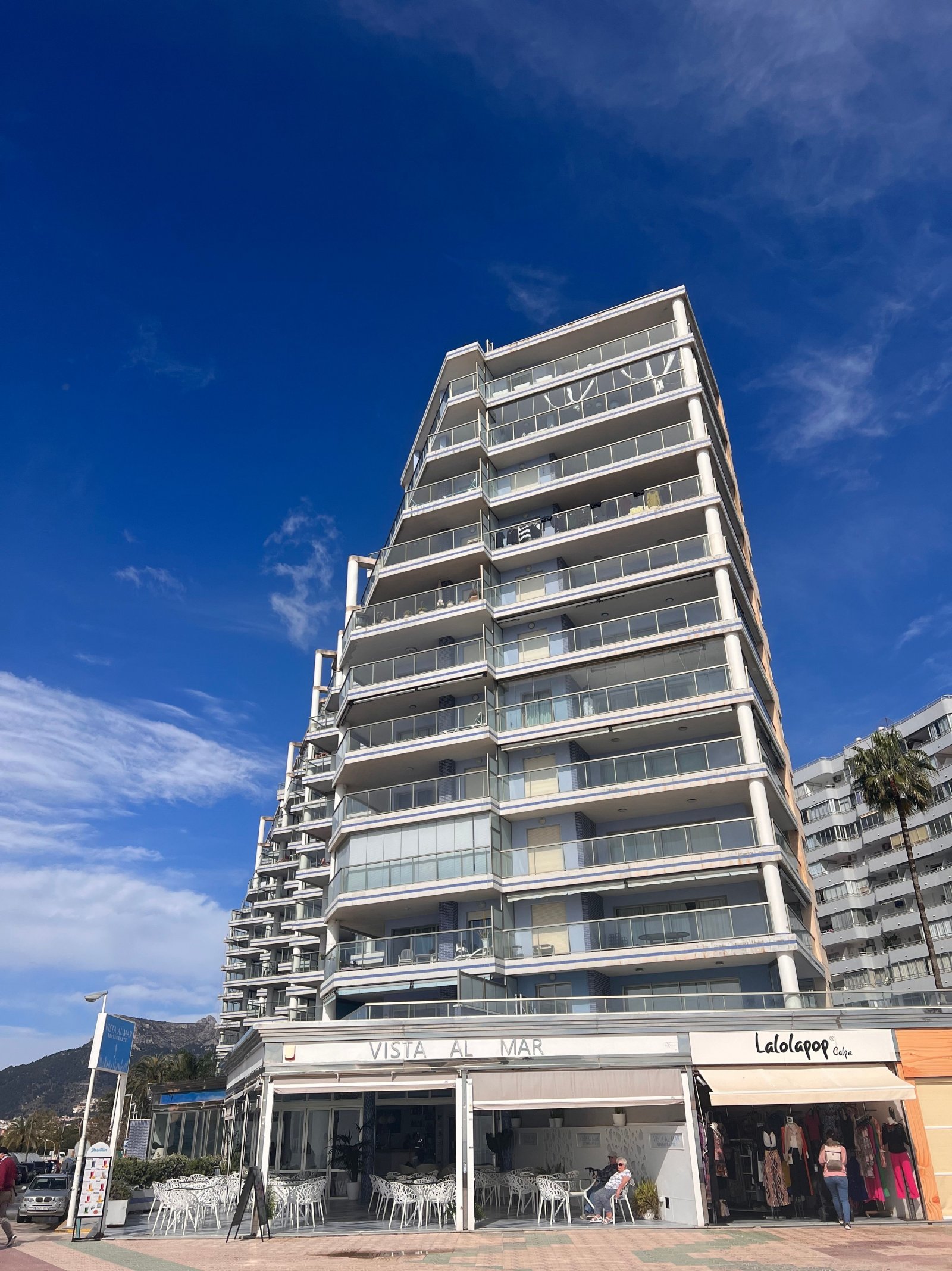  In der charmanten Stadt Calpe gelegen, bietet diese Wohnanlage eine exklusive Auswahl von 20 Immobilien, darunter Wohnungen und Penthäuser. Für dieje