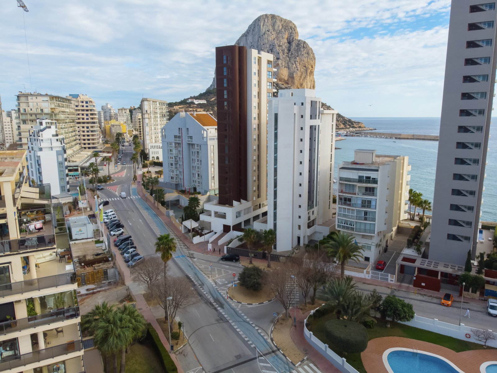  In der charmanten Stadt Calpe gelegen, bietet dieser exklusive Wohnkomplex 13 Apartments, die für das Leben am Meer konzipiert sind. Mit garantiertem