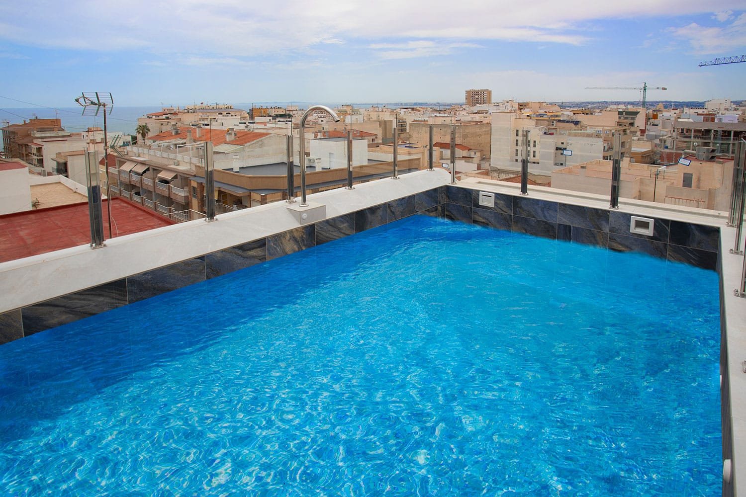  Neubauwohnung in Torrevieja zu verkaufen. Die Wohnung im dritten Stock bietet 2 geräumige Schlafzimmer, 2 Badezimmer (eins davon Ensuite), einen offe