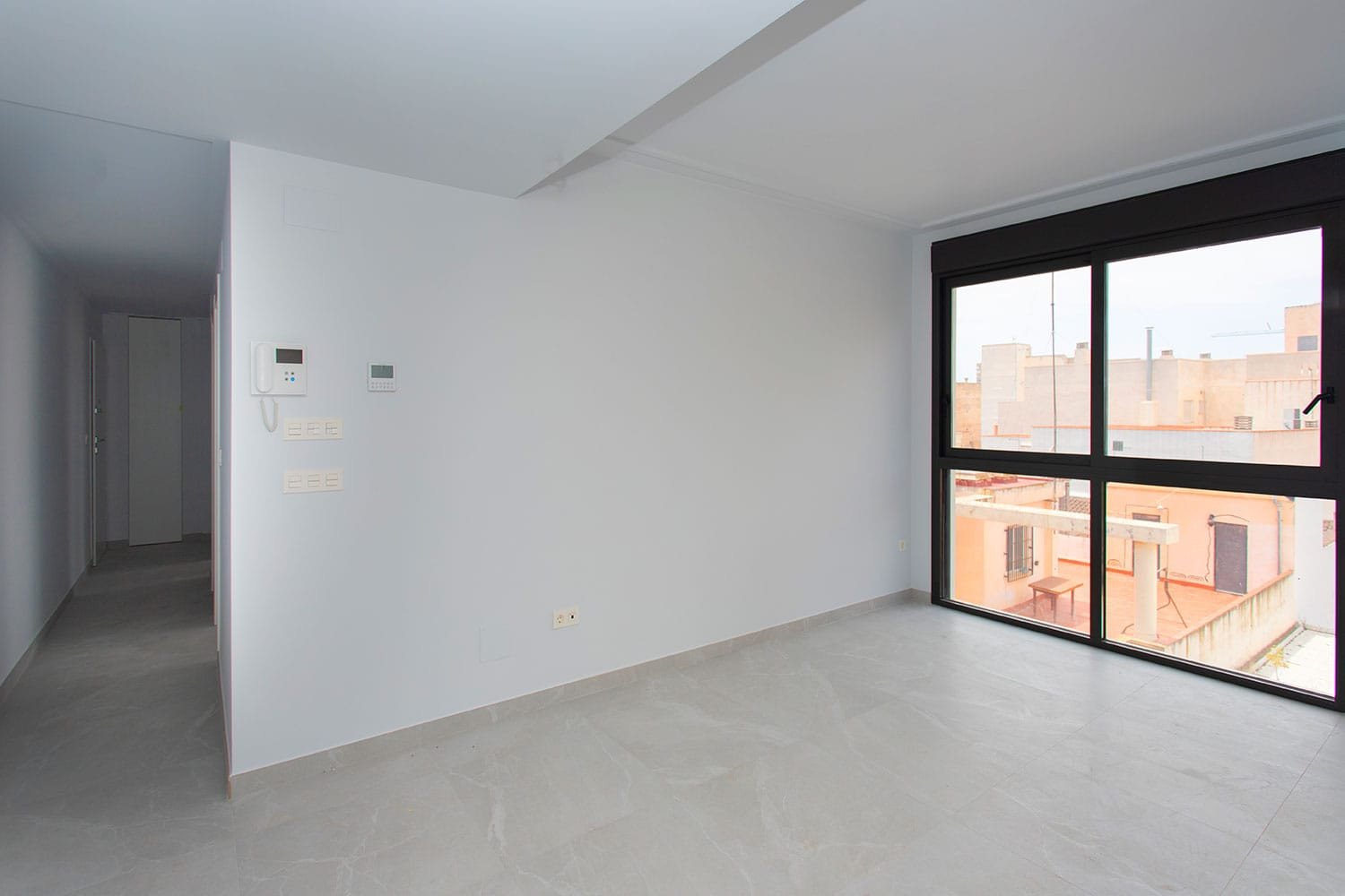  Neubauwohnung in Torrevieja zu verkaufen. Die Wohnung im dritten Stock bietet 2 geräumige Schlafzimmer, 2 Badezimmer (eins davon Ensuite), einen offe