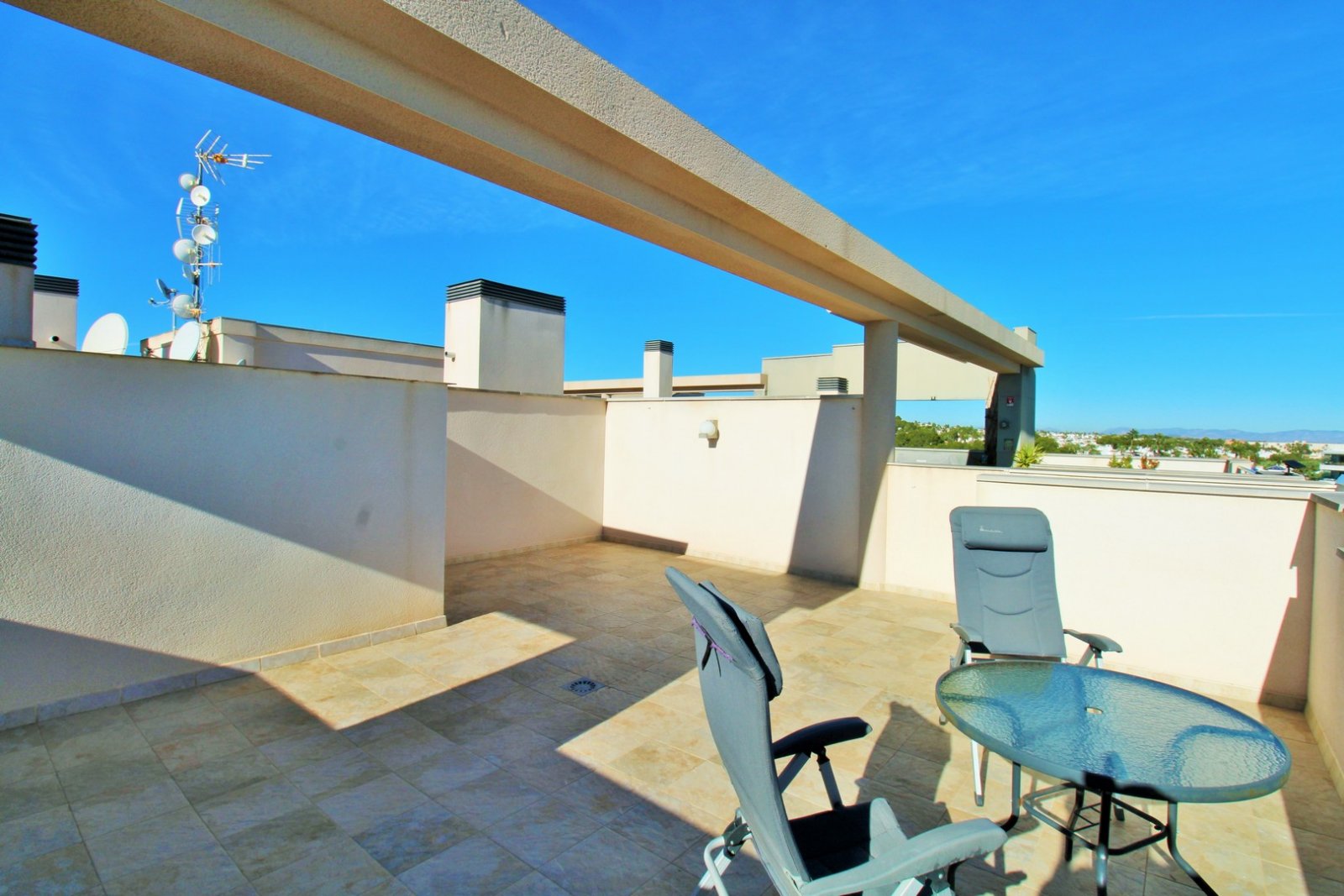  Dieses beeindruckende, ostorientierte Penthouse befindet sich im begehrten Wohnkomplex Altos del Mediterráneo in Los Dolses und bietet herrliche Ausb