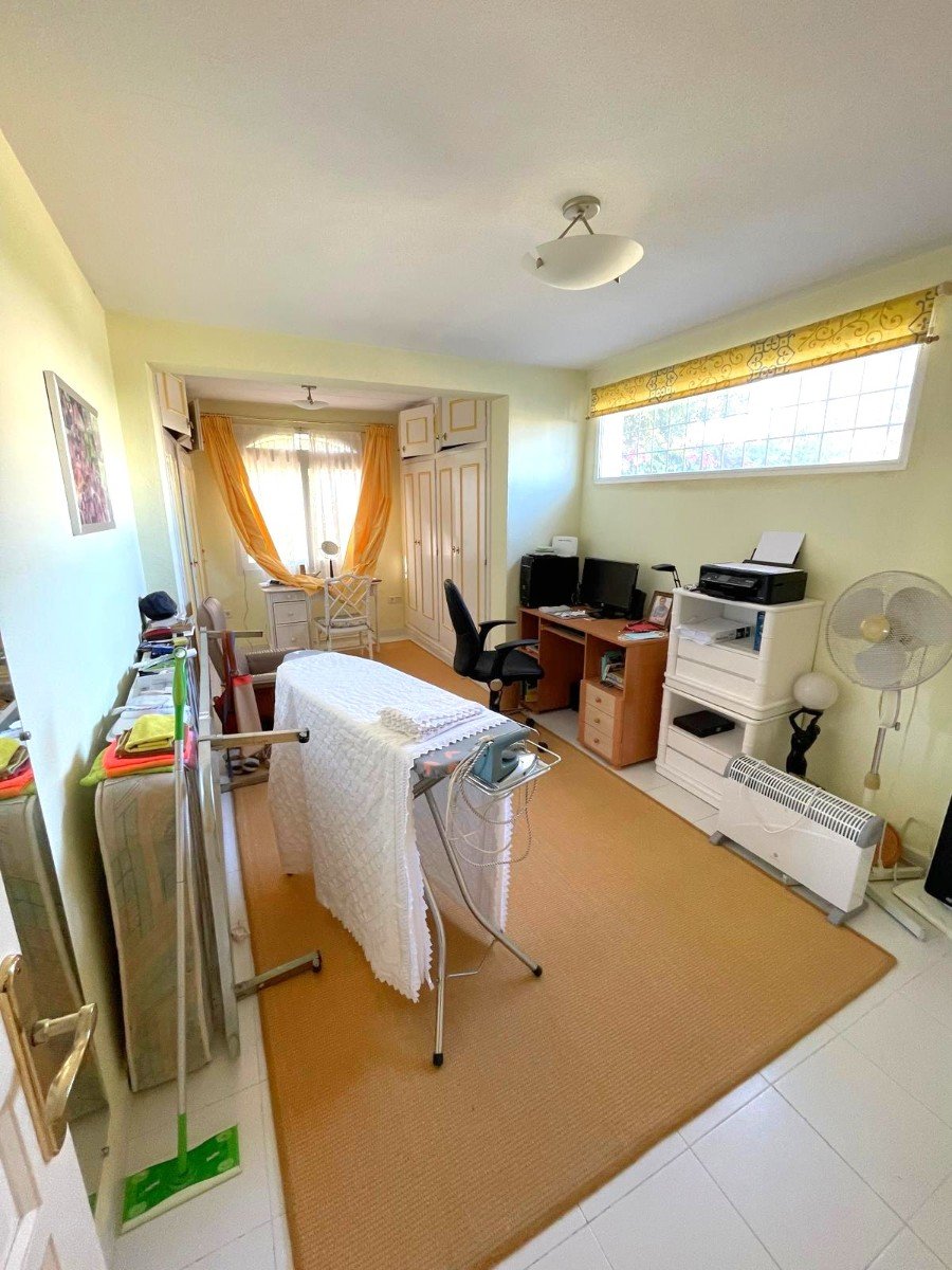   South-facing house built in 1989 with 140 m2 of built surface area under roof. Approximately 40 m2 large and very bright living room on the upper fl