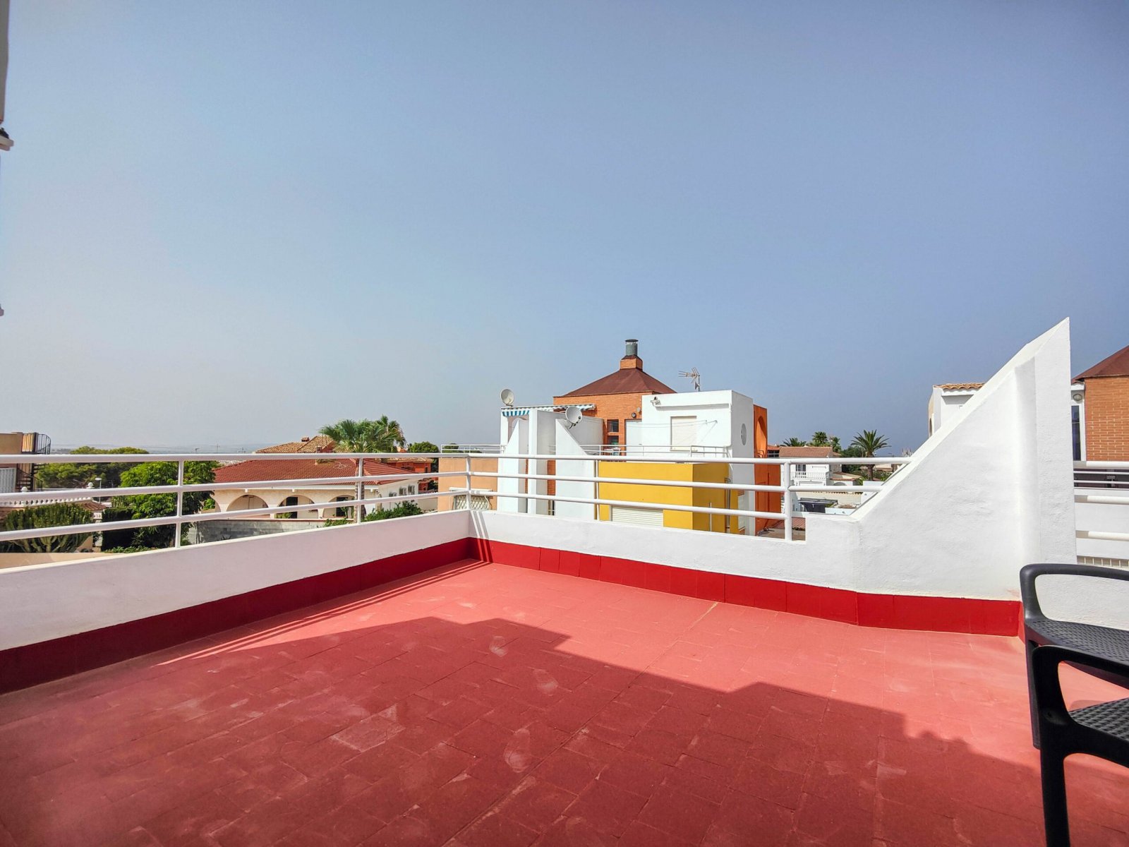   Beautiful corner quad house with a huge garden for sale in El Mirador de Los Altos, Orihuela Costa.  This charming quad house is located in a well-e