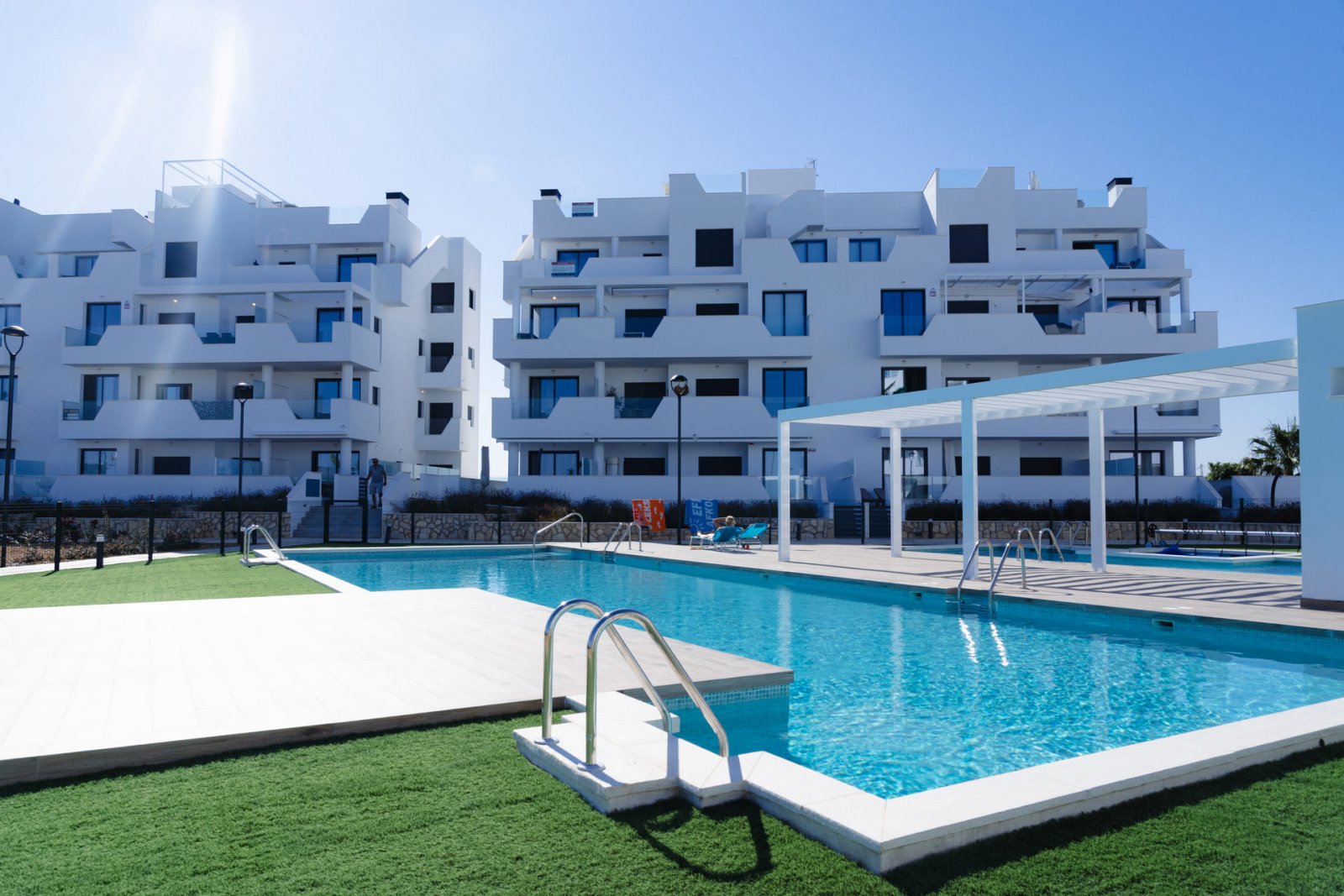  In Santa Rosalía gelegen, bietet diese exklusive Wohnanlage eine Auswahl von 19 Wohnungen, darunter Apartments, Erdgeschosse und Penthäuser. Mit Meer