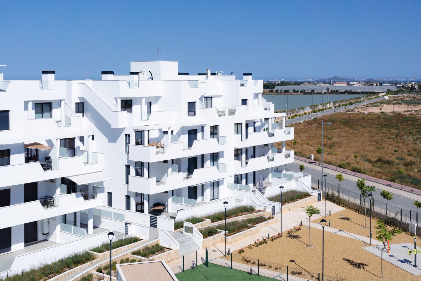  In Santa Rosalía gelegen, bietet diese exklusive Wohnanlage eine Auswahl von 19 Wohnungen, darunter Apartments, Erdgeschosse und Penthäuser. Mit Meer