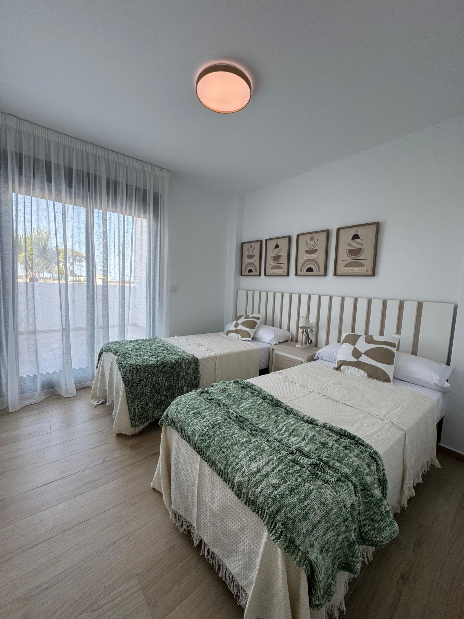  In Santa Rosalía gelegen, bietet diese exklusive Wohnanlage eine Auswahl von 19 Wohnungen, darunter Apartments, Erdgeschosse und Penthäuser. Mit Meer