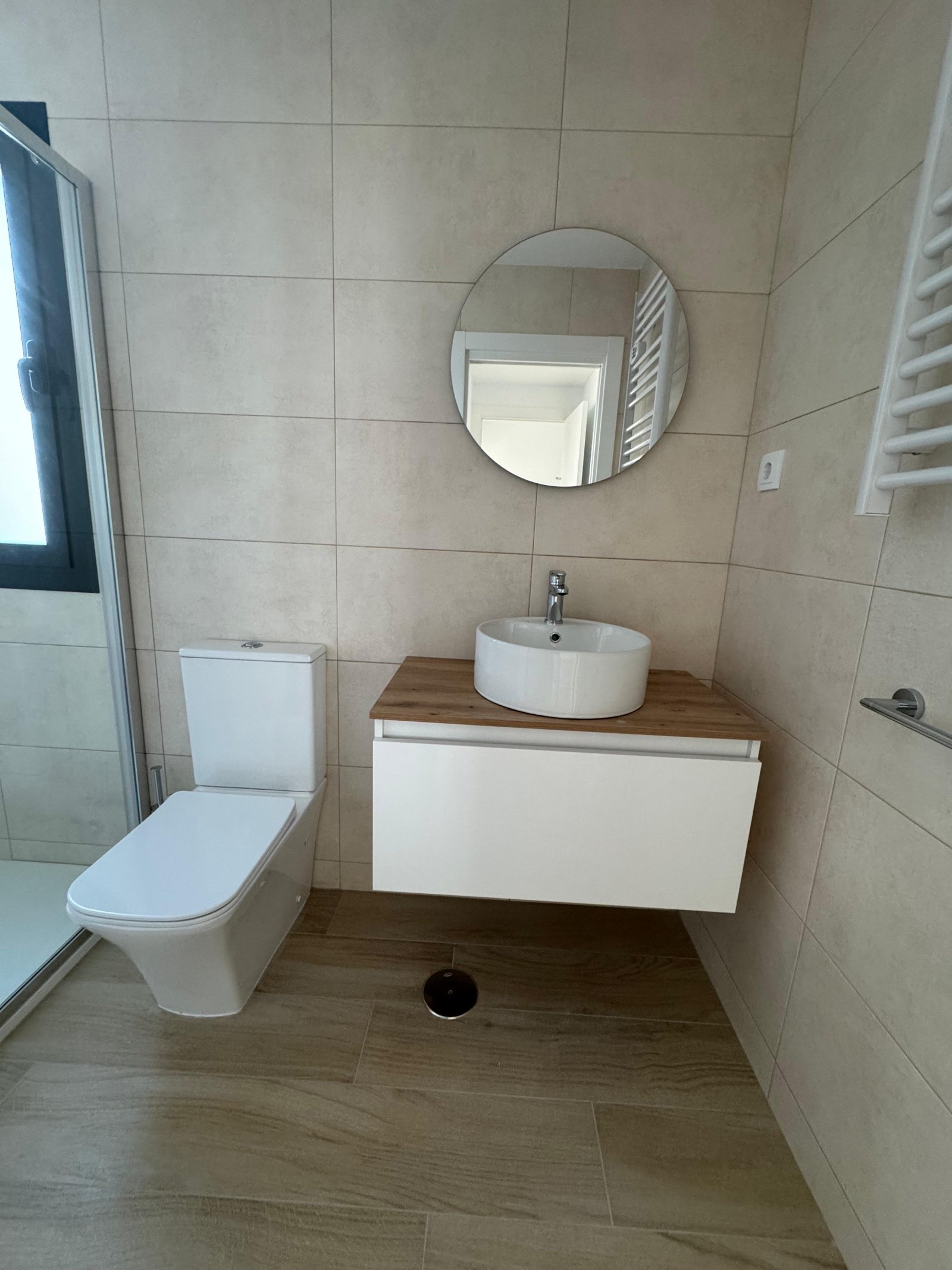  In Santa Rosalía gelegen, bietet diese exklusive Wohnanlage eine Auswahl von 19 Wohnungen, darunter Apartments, Erdgeschosse und Penthäuser. Mit Meer