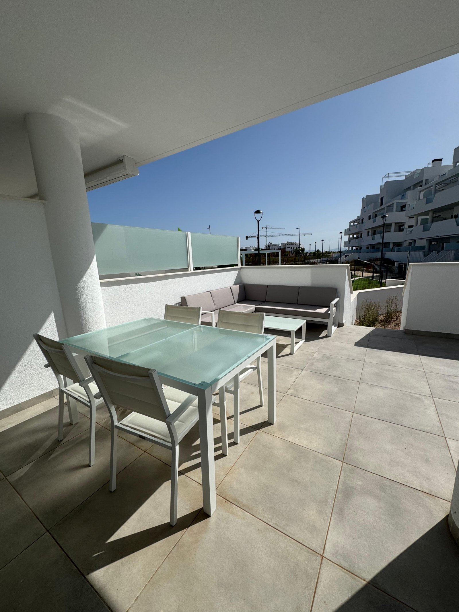  In Santa Rosalía gelegen, bietet diese exklusive Wohnanlage eine Auswahl von 19 Wohnungen, darunter Apartments, Erdgeschosse und Penthäuser. Mit Meer