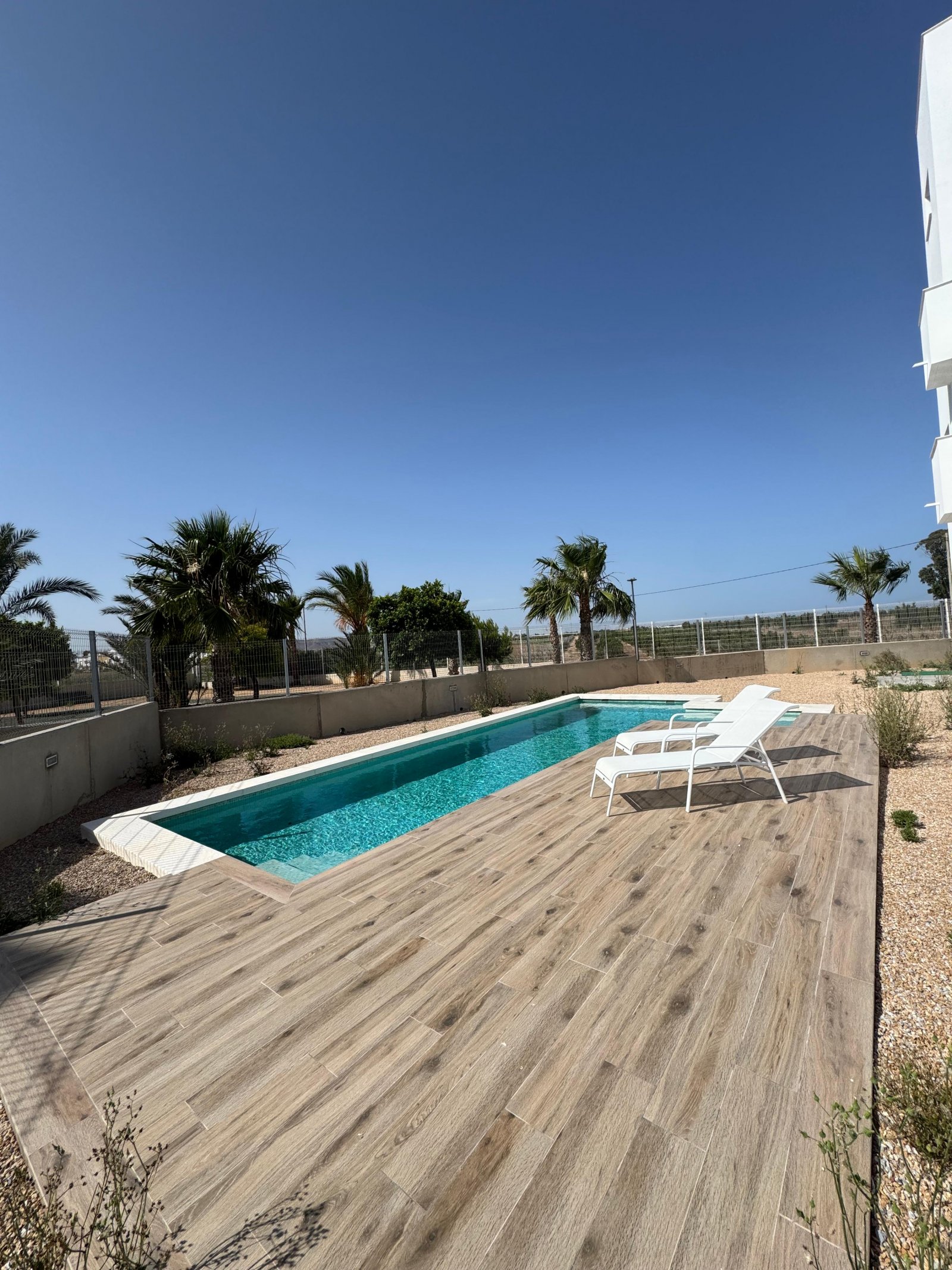  In Santa Rosalía gelegen, bietet diese exklusive Wohnanlage eine Auswahl von 19 Wohnungen, darunter Apartments, Erdgeschosse und Penthäuser. Mit Meer