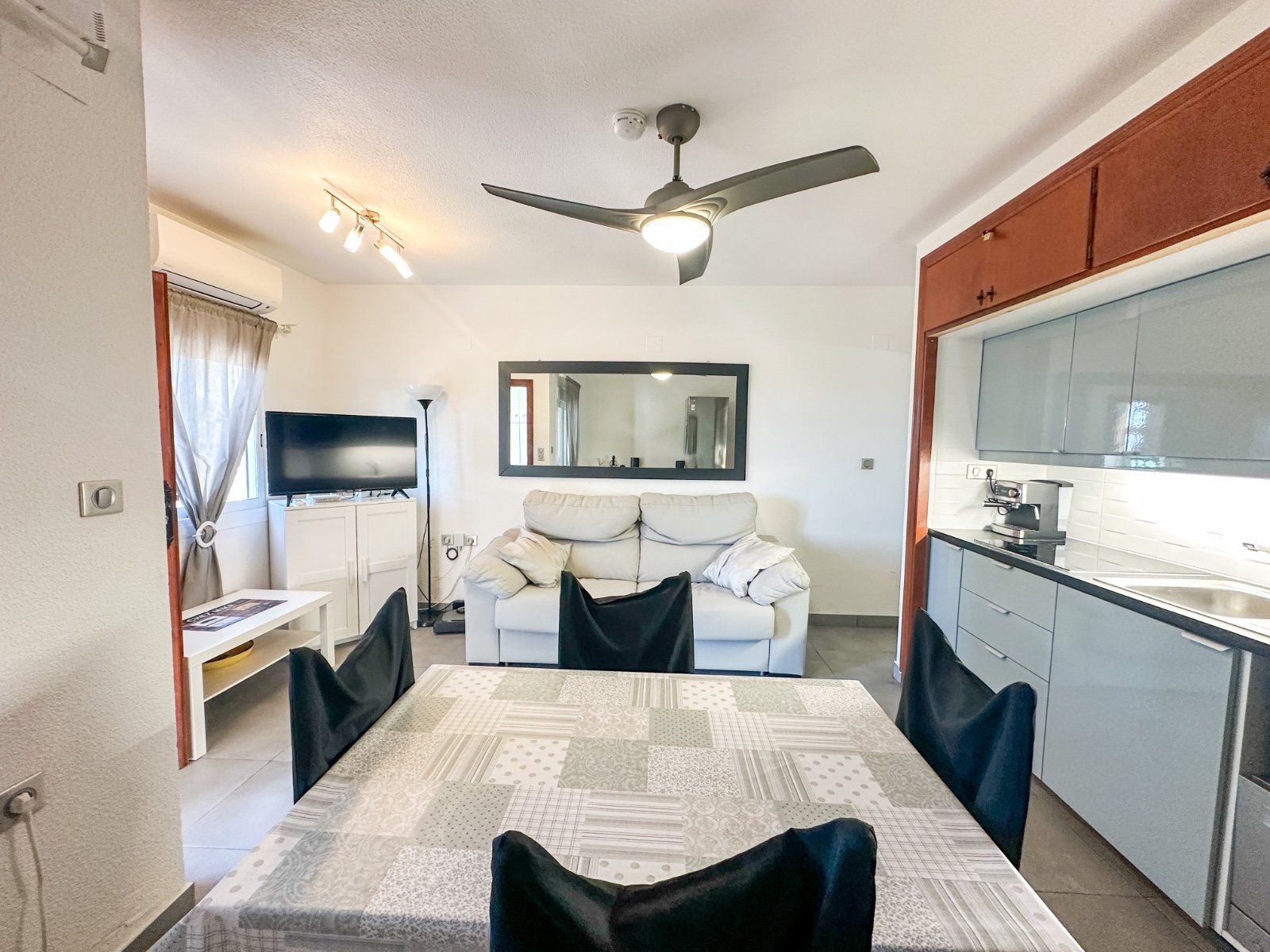  Diese wunderschön renovierte 1-Zimmer-Wohnung im Mirador del Mediterráneo in Villamartín bietet eine perfekte Kombination aus Komfort und Bequemlichk