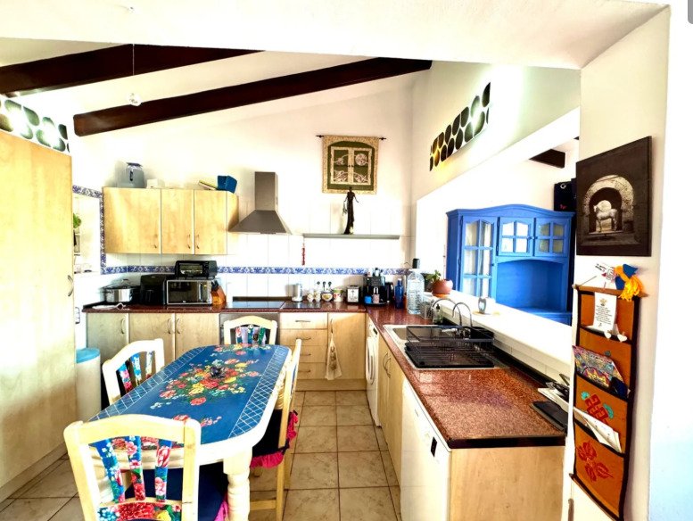   A delightful duplex townhouse only 1.8 km from Moraira centre. set on a small and incredibly pretty complex of 13 houses with a communal pool and be