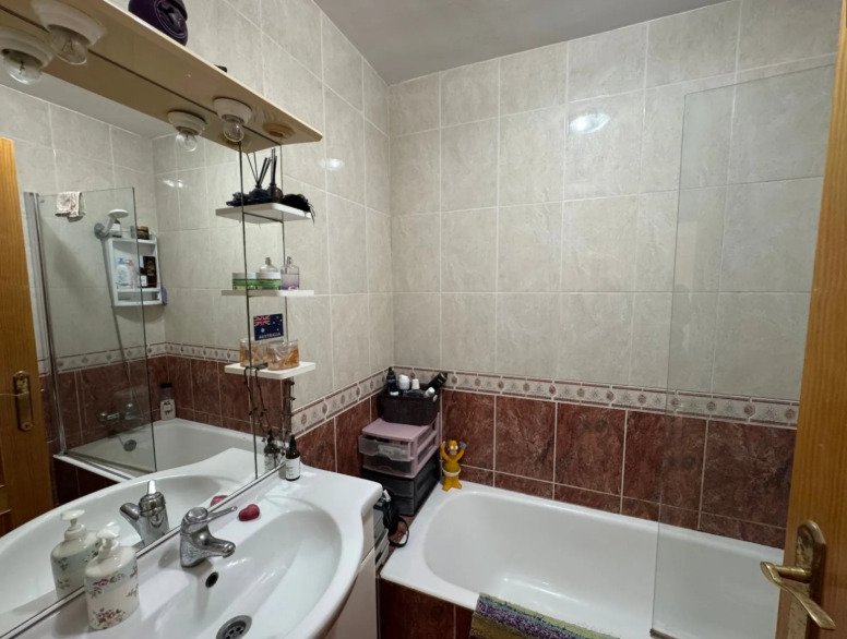   A delightful duplex townhouse only 1.8 km from Moraira centre. set on a small and incredibly pretty complex of 13 houses with a communal pool and be