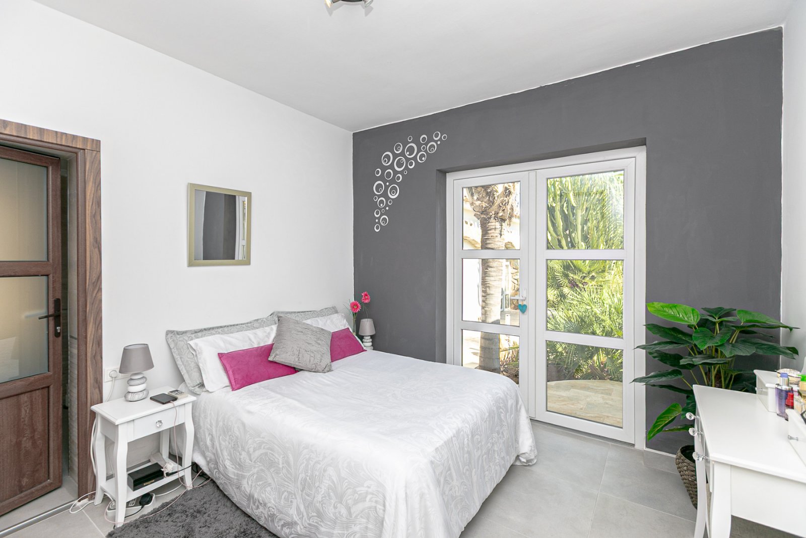  Wir freuen uns, Ihnen diese freistehende Luxusvilla in der renommierten Wohngegend Lomas de Don Juan, in der Nähe von Cabo Roig und den Stränden von 