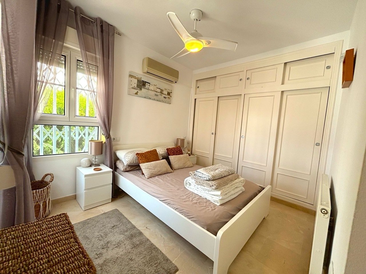   Luxury Detached Villa located in Villamartin.Discover the perfect blend of luxury and comfort in this stunning detached villa located in a well-esta