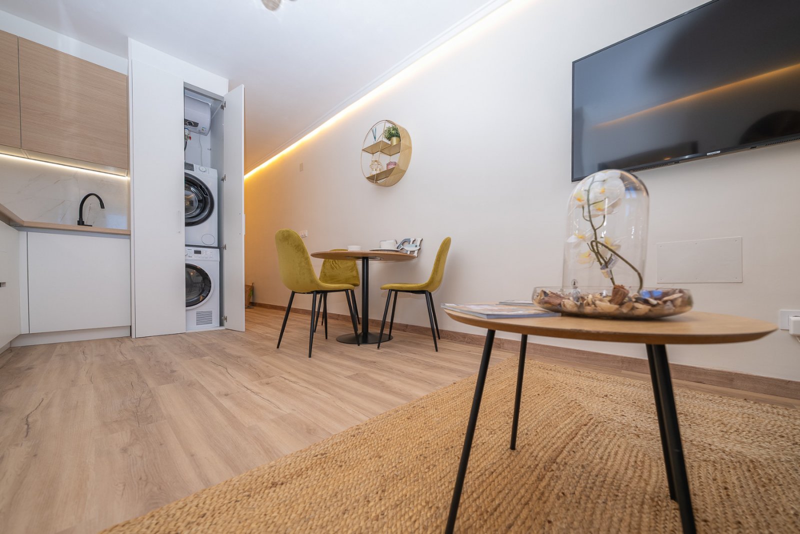  Wir freuen uns, diese komplett renovierte 1-Schlafzimmer-Wohnung präsentieren zu dürfen, die modernes Wohnen mit einer offenen Raumaufteilung bietet 