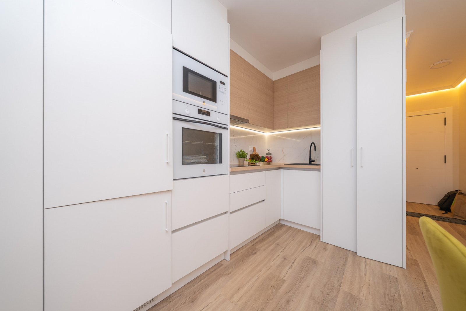  Wir freuen uns, diese komplett renovierte 1-Schlafzimmer-Wohnung präsentieren zu dürfen, die modernes Wohnen mit einer offenen Raumaufteilung bietet 