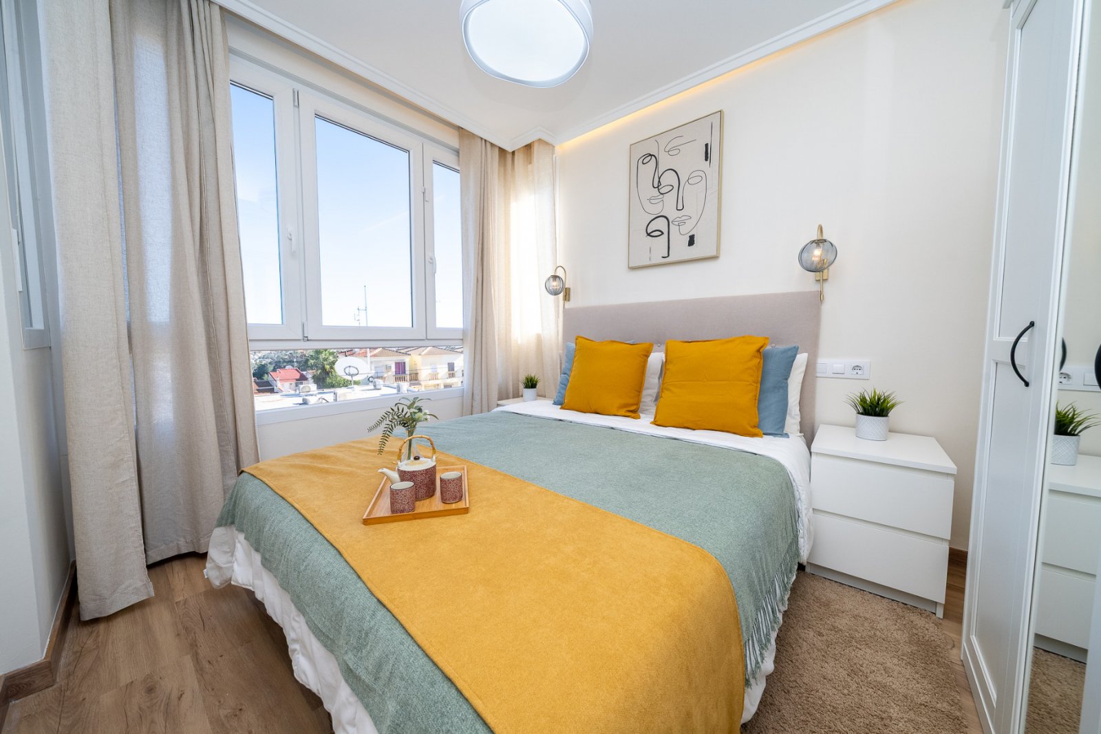  Wir freuen uns, diese komplett renovierte 1-Schlafzimmer-Wohnung präsentieren zu dürfen, die modernes Wohnen mit einer offenen Raumaufteilung bietet 